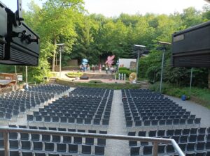 Stuhlreihen vor der Freilichtbühne